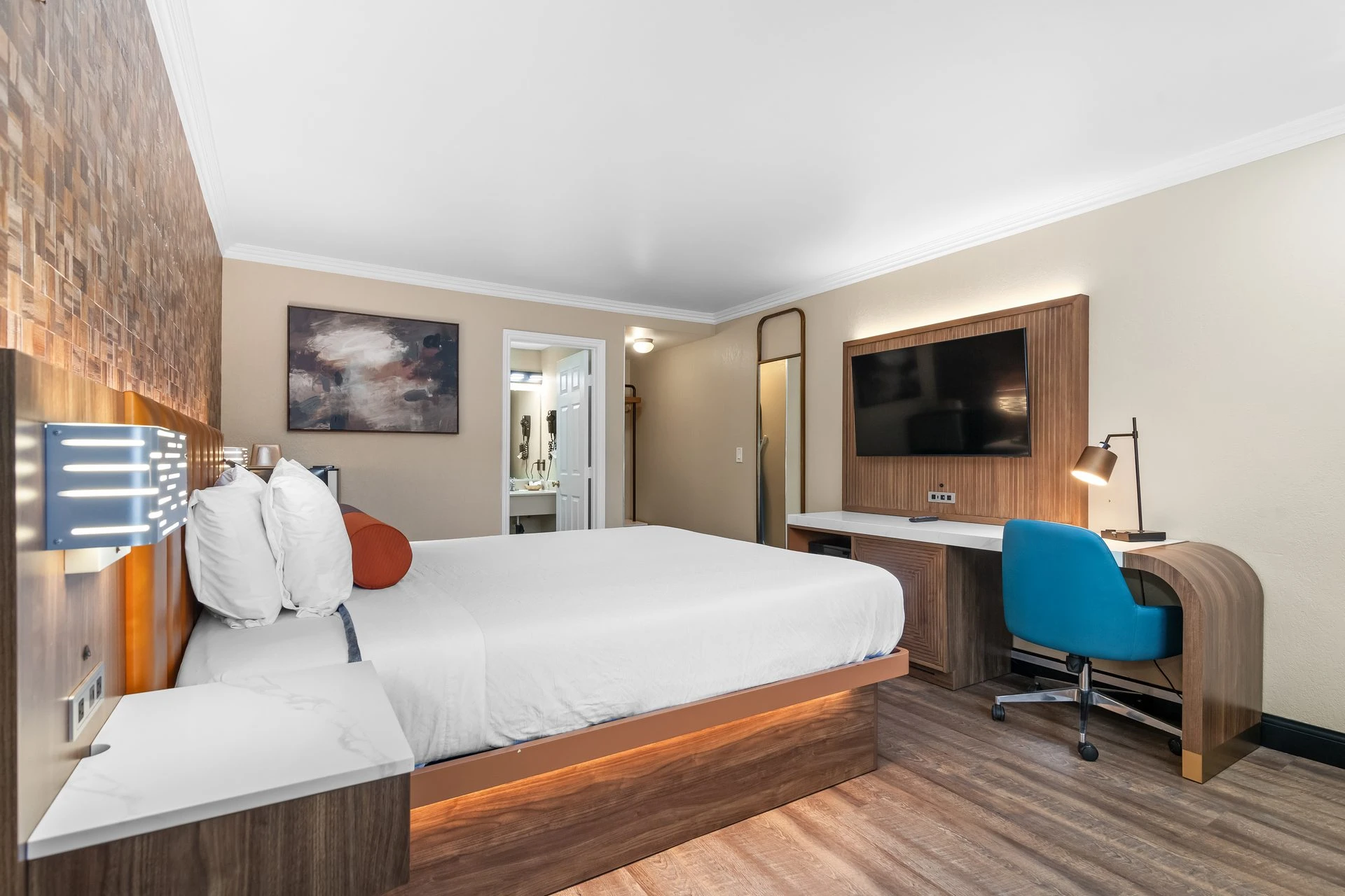 King Deluxe room showing desk and corner detail